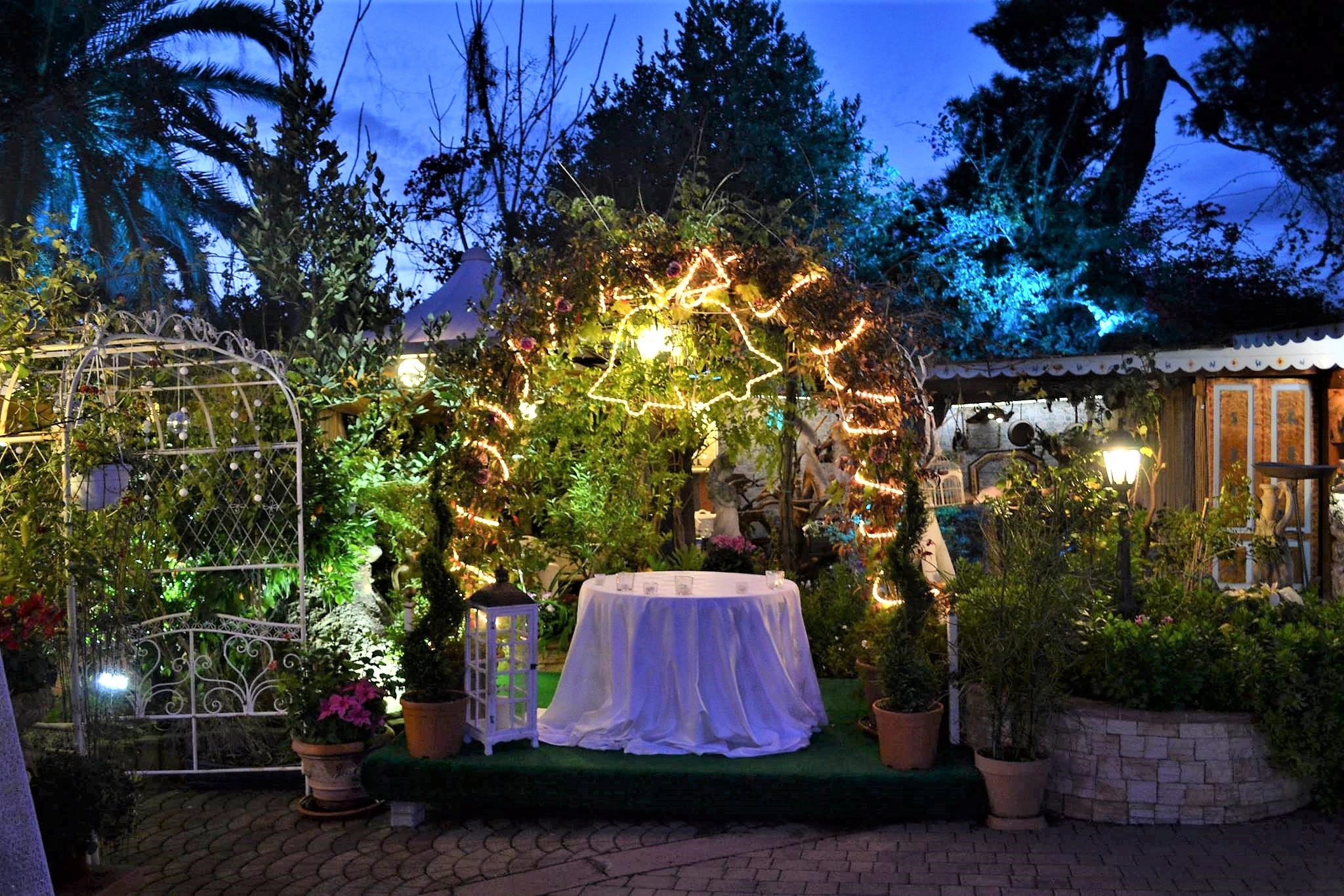 la-lacation-il-giardino-di-sera-tavolo-riservato-romantico-la-maison-ristorante-sassari