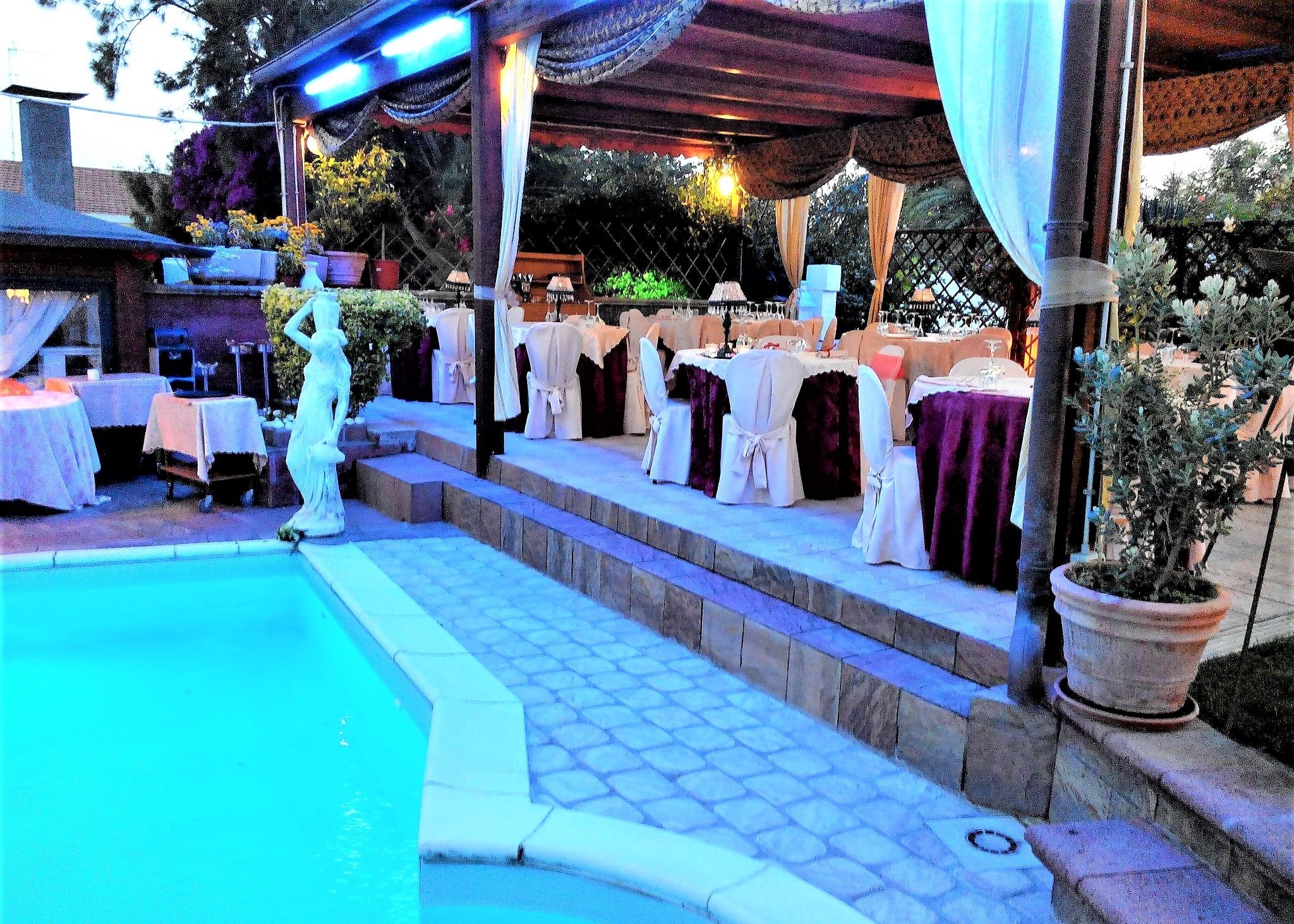 sala-elegante-a bordo-piscina-allestita-per matrimoni-la-maison-ristorante-min